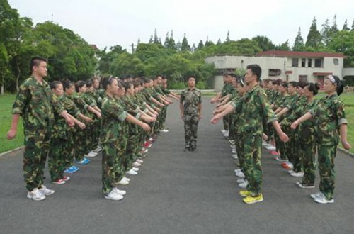 青少年军事夏令营引领未来先锋成长之路
